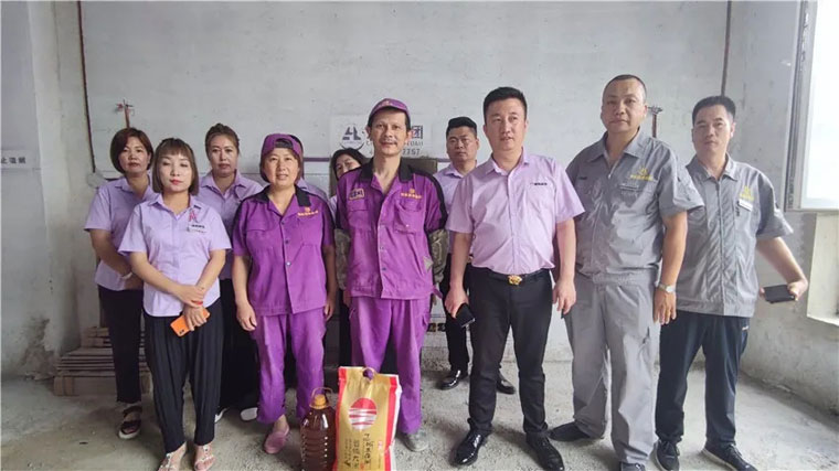 吮吸我晨起的牛牛女人张开大逼炎炎夏日，楚航装饰心系一线送清凉、走访慰问工地篇